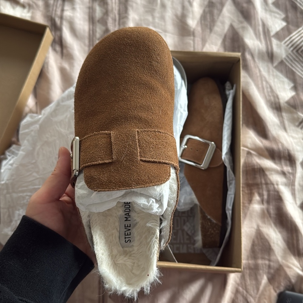 Steve Madden Sam tan suede clog .